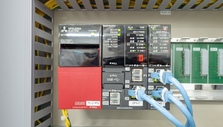 データの可視化をしているSCADA「MC Works 64」の画面(左)とデータの収集を担う「iQ-R」 出典:三菱電機