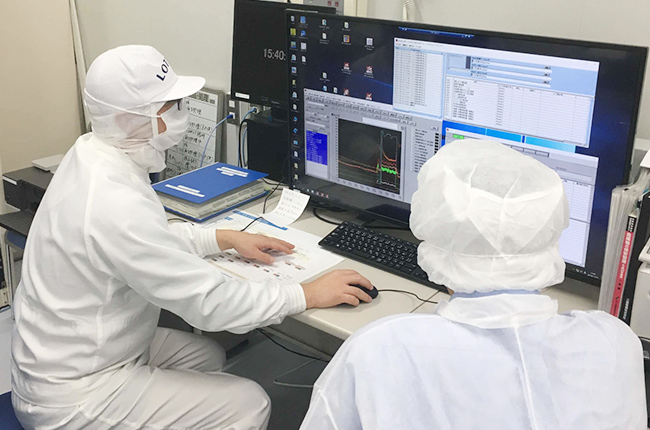 データを確認し改善に取り組む様子 出典:ロッテ